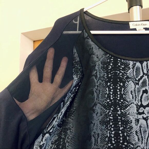 Calvin KLEIN Animal Print Transparent Mesh Shoulders Lonf Sleeve in Blue /  Sz L - Picture 2 of 6